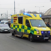 Spěchal na vlak, skončil v nemocnici
