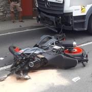 Střet motocyklu s nákladním vozem