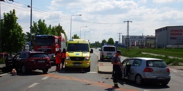 Střet dvou vozidel v Plzni na Chebské