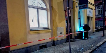 Vloupání do České spořitelny, po pachateli zůstaly rozsáhlé krevní stopy na zdi