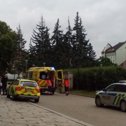 Dva muži vypadli z okna, jeden z ČSOB, oba jsou na Emergency