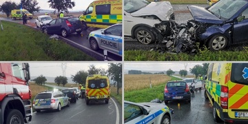 Čelní střet dvou aut i havárie motocyklu