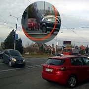 Řidič červené Fabie způsobil nehodu a zbaběle ujel