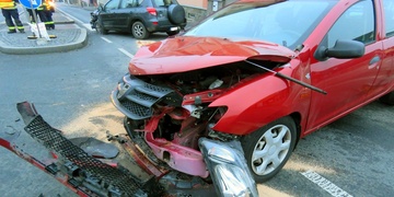 Řidička zřejmě vjela do křižovatky na červenou