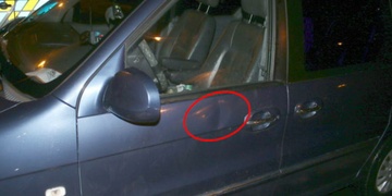 Opilec rozbíjel dveře i auta, zranil přitom ženu