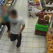 Máma se synem vyrazila krást do Tesco