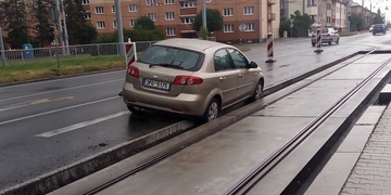 Další auto se zašprajcovalo v kolejišti