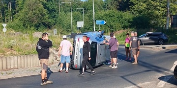 Opilý řidič na kruháči převrátil auto