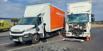 Při střetu dvou nákladních vozidel byl vážně zraněn mladý muž