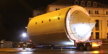 Noční Plzní projela další kolona cylindro-kónických tanků do pivovaru