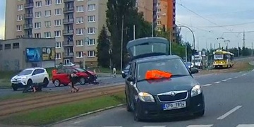 Řidič nedal přednost, auto po střetu skončilo v protisměru