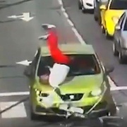 Cyklistu jedoucího po přechodu na červenou srazilo auto