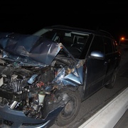 Opilý řidič se podruhé narodil. Na dálnici zapasoval auto pod cisternu.