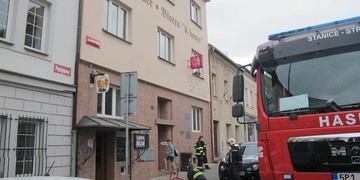 V hospodě u Kance shořela pergola, zatím nelze vyloučit ani útok žháře