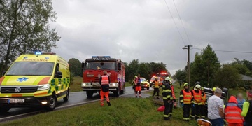 Vozidlo vyletělo z vozovky, narazilo do mostku a převrátilo se na střechu