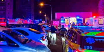 Požár ve výškovém domě, hasiči zkontrolovali téměř osm desítek bytů a zachránili jedenáct lidí