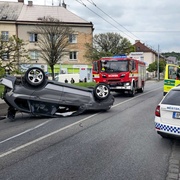 Známý zápasník a boxer ujížděl před policií, naboural do vozu s rodinou a poté se se svým autem převrátil