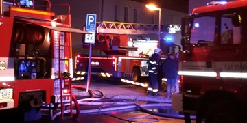 Požár zničil byty i střechu budovy, o bydlení přišlo 15 lidí