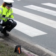Neznámý řidič srazil chodkyni, zastavil, znovu se rozjel, ještě jí přejel nohu a z místa ujel