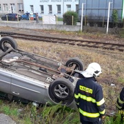 Auto skončilo převrácené v kolejích