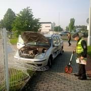 Ranní nehoda, odražený vůz skončil v plotě
