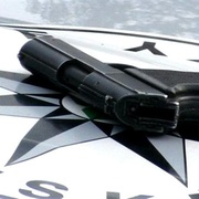 Opilec si hrál s pistolí a děsil kolemjdoucí