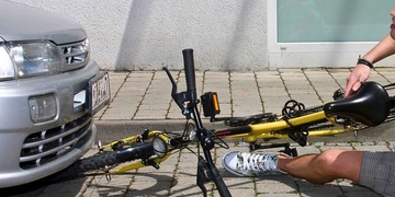 Opilý cyklista zaútočil na auto a pak ho ještě pronásledoval