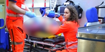 Dva muži zemřeli a třetího, teprve devatenáctiletého, museli resuscitovat