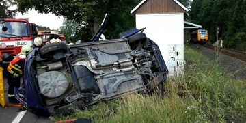 Vlak srazil auto na přejezdu