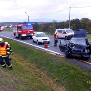 Kamion se čelně srazil se dvěma osobními vozy