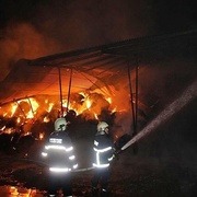 V Málkově hoří obrovské sklady uskladněného sena