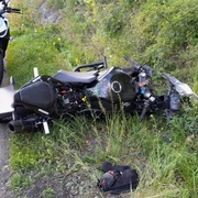 Motorkář vyletěl ze silnice, na místo musel i vrtulník LZS