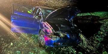 Řidič nezvládl řízení a skončil s autem v poli