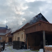 Požár zasáhl pilu i obytnou část budovy
