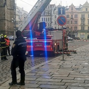Hasiči museli vyjet odstranit sníh z římsy