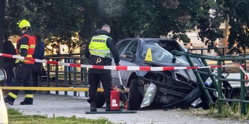 Děsivě vyhlížející nehoda nedaleko školy