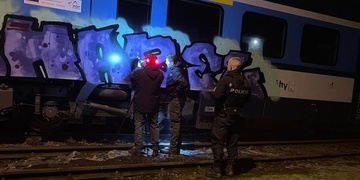 Sprejeři se opět vyřádili na vlacích