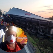 Kamion s nebezpečnou látkou se převrátil do příkopu