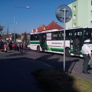 Auto plné lidí narazilo do autobusu – na místě 5 zraněných – , 