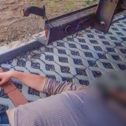 Nohy úplně "tuhého" muže vyčuhovaly z pod nákladního vozu