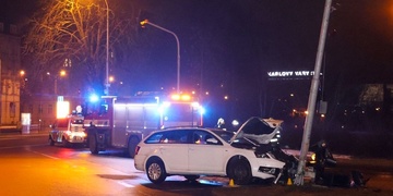 Řidič po střetu se sloupem nadýchal 2,35 promile