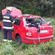 Řidička na mokré vozovce nezvládla svoje auto a vyletěla s ním ze silnice