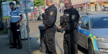 Bratři napadli ženu a poté i strážníka, kterého zranili