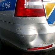 Byl natolik opilý, že si nevšiml policejního vozu, do kterého nacouval
