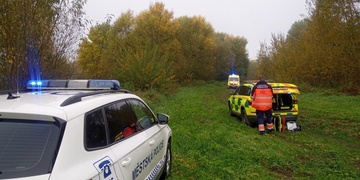 Muž ležel v mokré trávě dva dny, život mu zachránila pejskařka