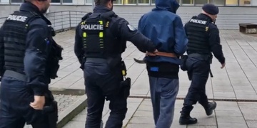 Chlapce jdoucího na nákup přepadli a ještě násilím nutili jít vybrat hotovost z bankomatu