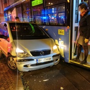 Po střetu dvou vozů na jeden z nich ještě najela tramvaj