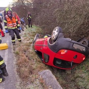 Auto se ženou a dětmi končilo na střeše