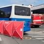Školačku srazilo auto, seniorku autobus