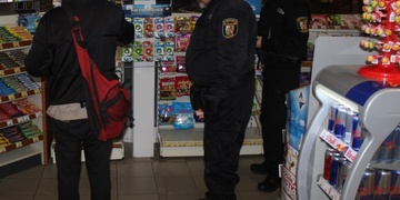 Bezdomovec napadal prodavačku a žena se opila tak, že nevěděla jak se jmenuje